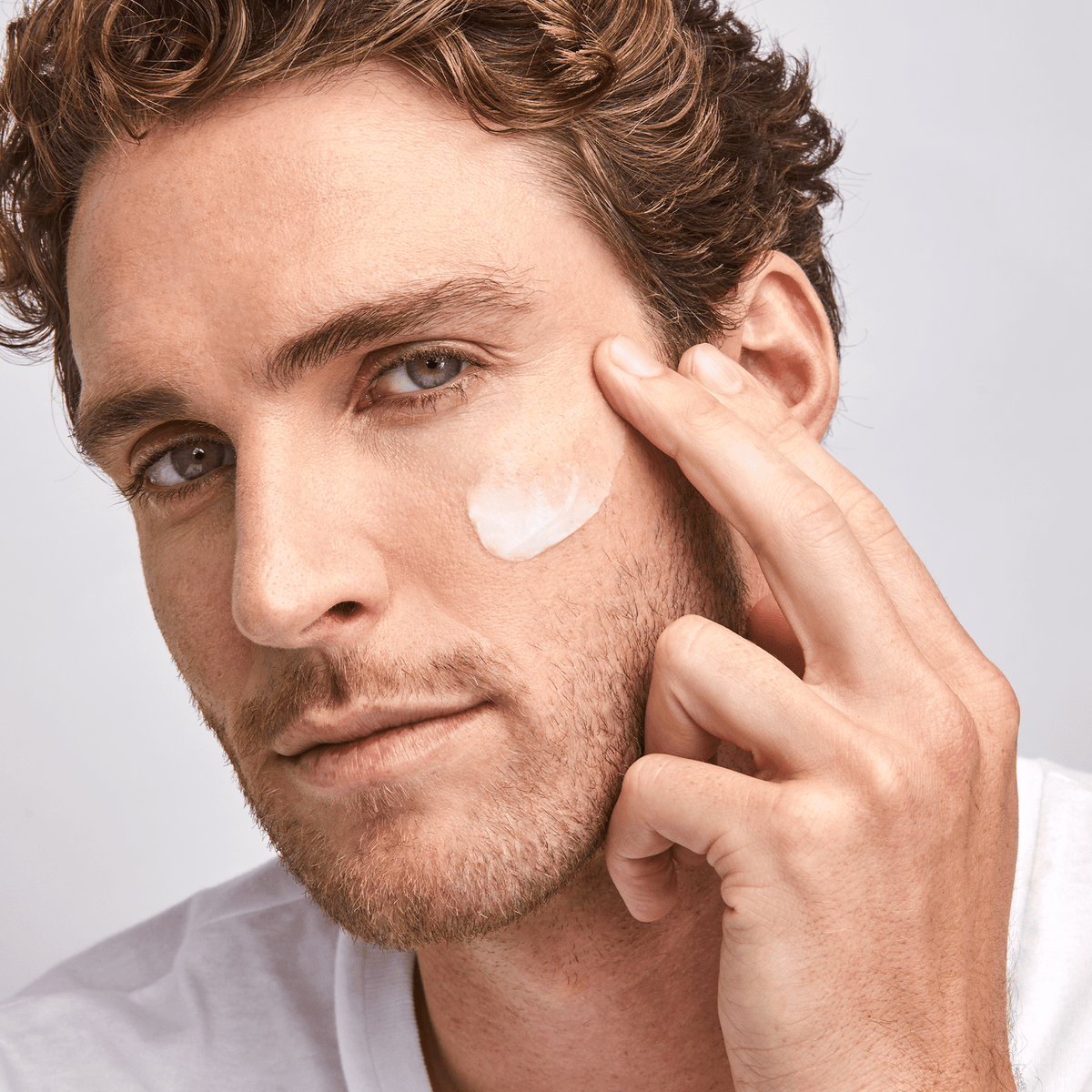 Mann trägt Colorescience Barrier Pro Essential Moisturizer Gesichtscreme auf