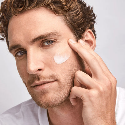 Mann trägt Colorescience Barrier Pro Essential Moisturizer Gesichtscreme auf